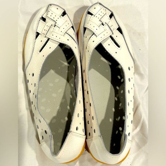 NWOT women’s size 8 white leather shoes - Picture 1 of 4